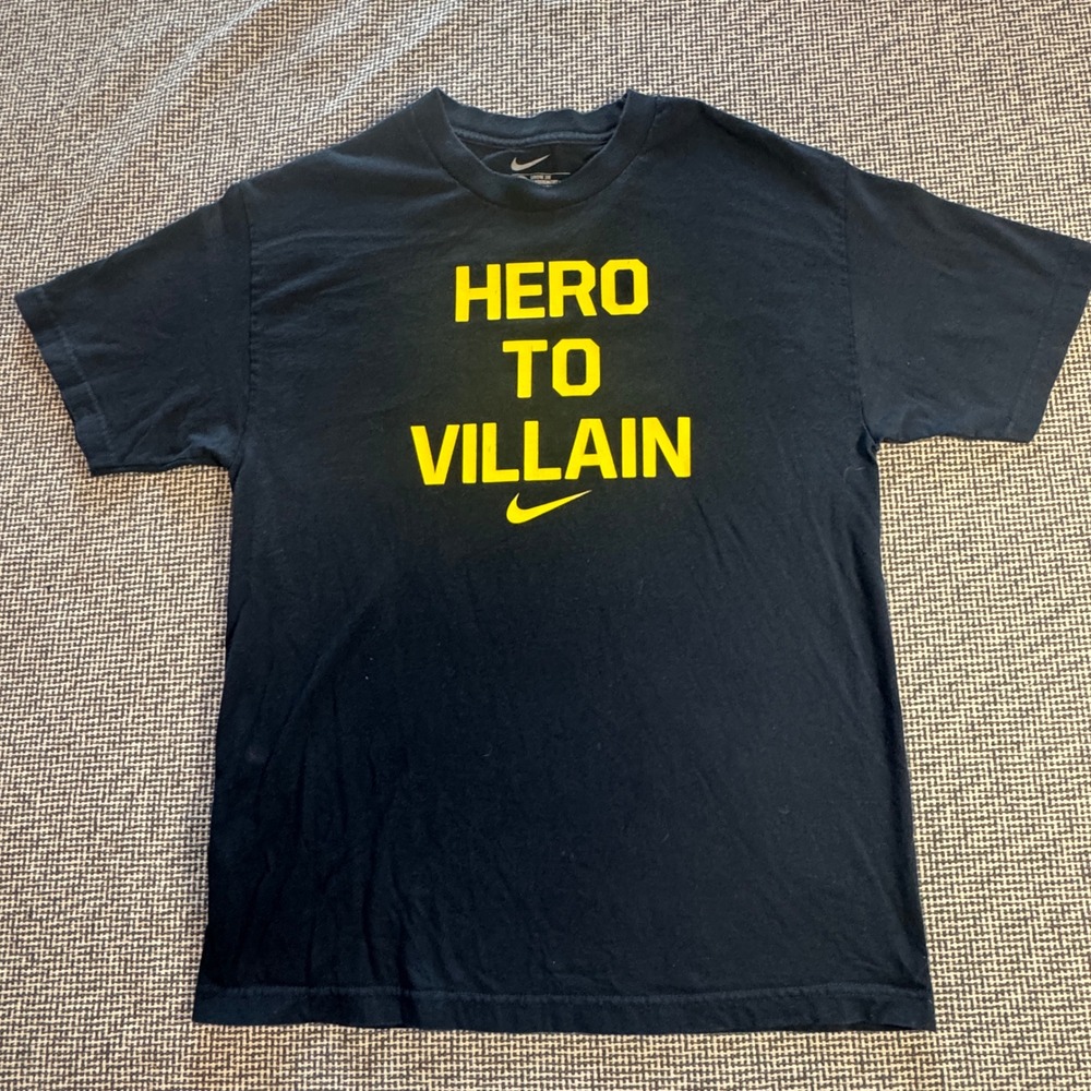 Nike Hero To Villain Graphic T-Shirt Mens Large Navy Yellow Swoosh Loose Fit